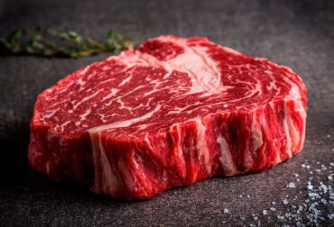 Что такое мраморное мясо и чем оно отличается от обычной говядины? Отвечаем в статье. Доставка по Истринскому району.