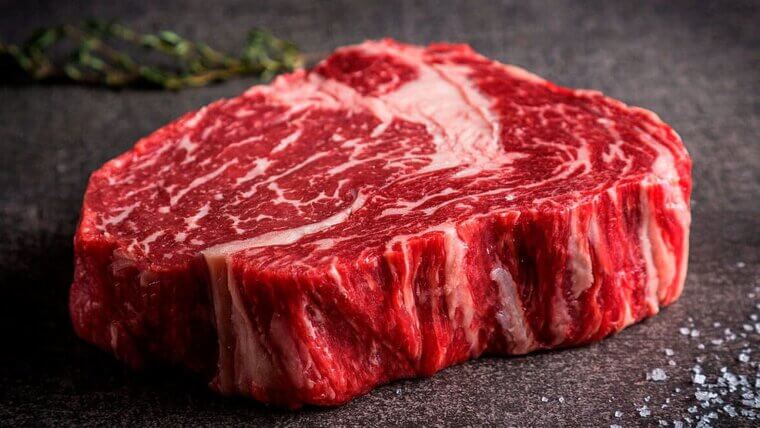 Что такое мраморное мясо и чем оно отличается от обычной говядины? Отвечаем в статье. Доставка по Истринскому району.