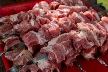Разбираемся, какое лучшее мясо для шашлыка из свинины. Читайте в нашем блоге о выборе отруба, маринаде и где купить в Истре.