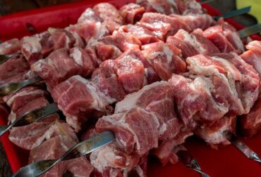 Разбираемся, какое лучшее мясо для шашлыка из свинины. Читайте в нашем блоге о выборе отруба, маринаде и где купить в Истре.