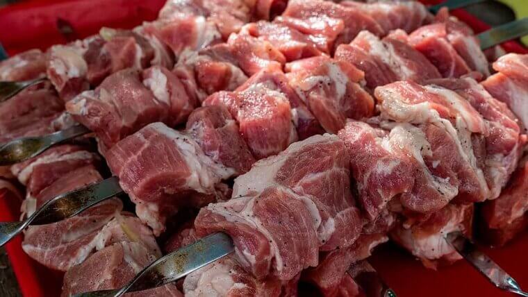 Разбираемся, какое лучшее мясо для шашлыка из свинины. Читайте в нашем блоге о выборе отруба, маринаде и где купить в Истре.